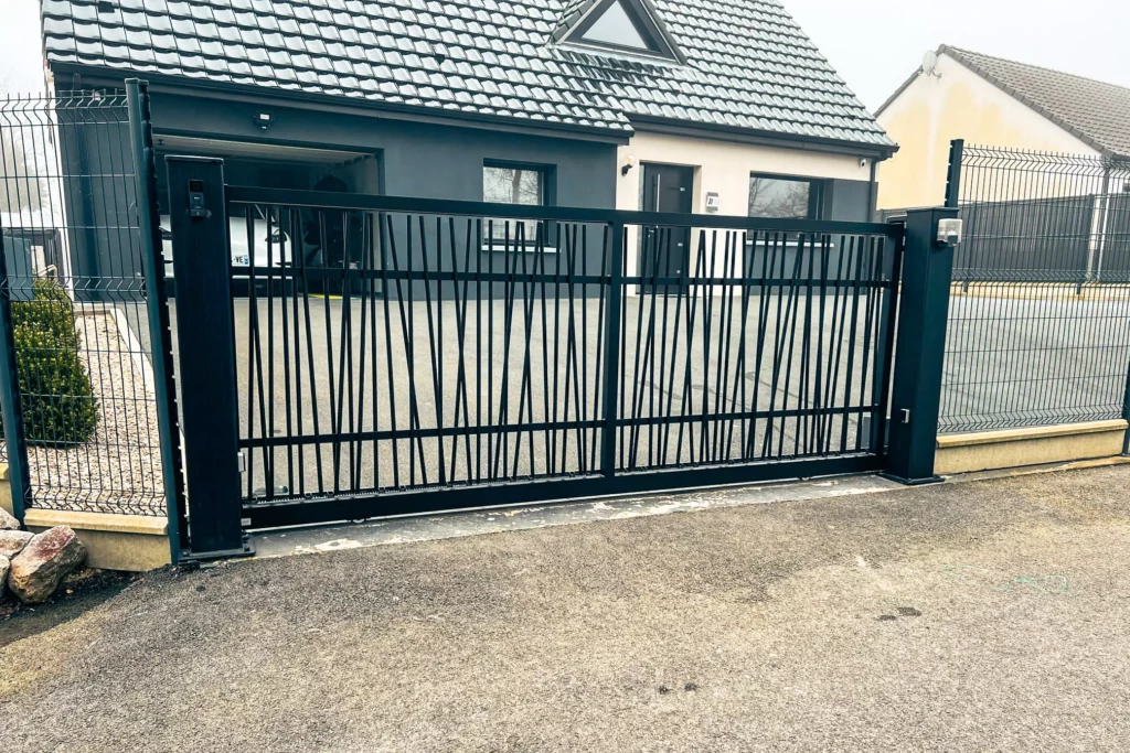 Portail aluminium BEAUMONT avec remplissage inspiration bambou – portail battant sur mesure