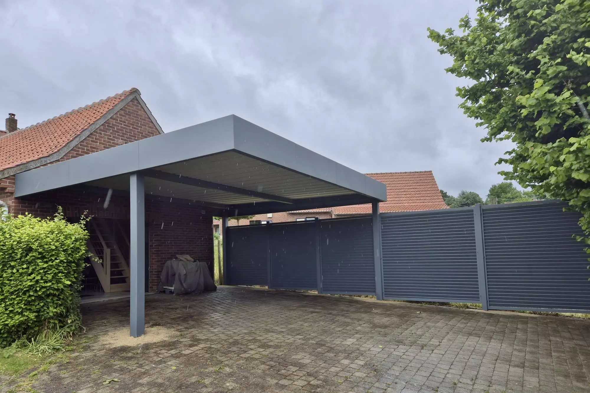CARPORT ADOSSE ORION BANDEAU HORIZON POTEAU DEPORTE BRISE VUE SARLANDE installation newtech à mons en pevele (4)
