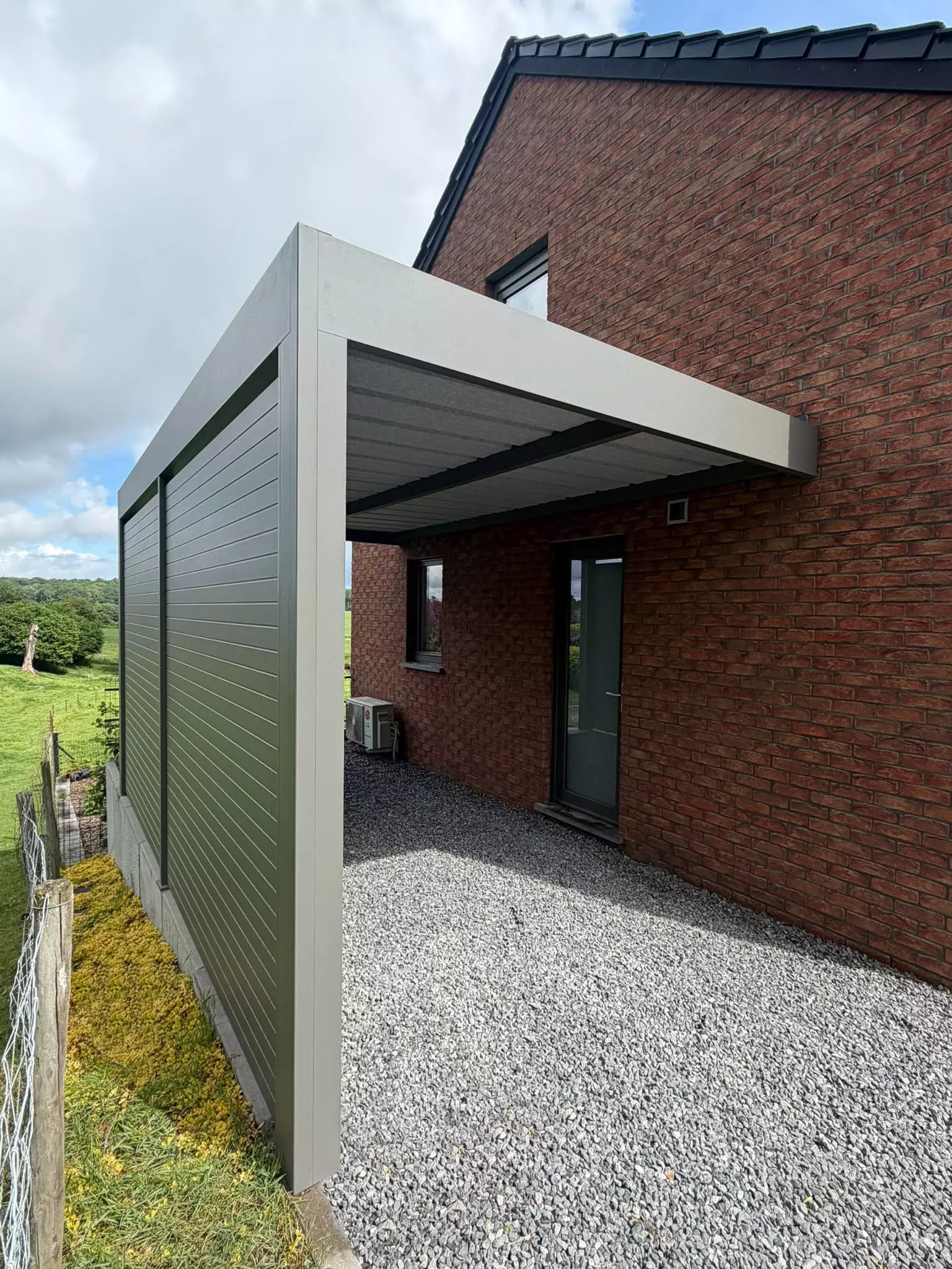 CARPORT BOREAL ADOSSE RAL 7039 CLOTURE EN KIT LAMES 80 installation matterne outdoor (1)
