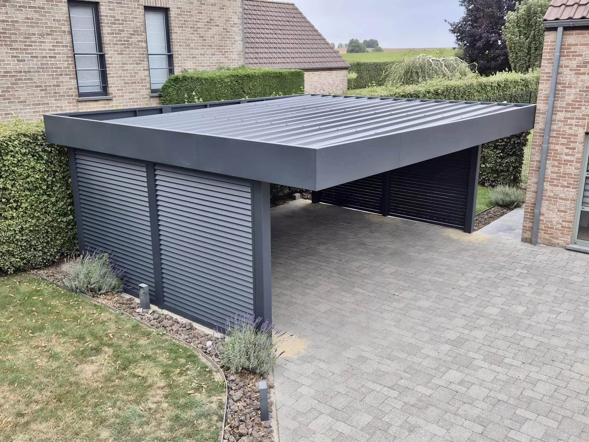 CARPORT ORION AUTOPORTE BANDEAU HORIZON BRISE VUES SARLANDE DEPORT POTEAUX AVANT ET ARRIERE SPOTS LUMINEUX TOITURE BAC ACIER installation newtech à ellignies sainte anne (3)