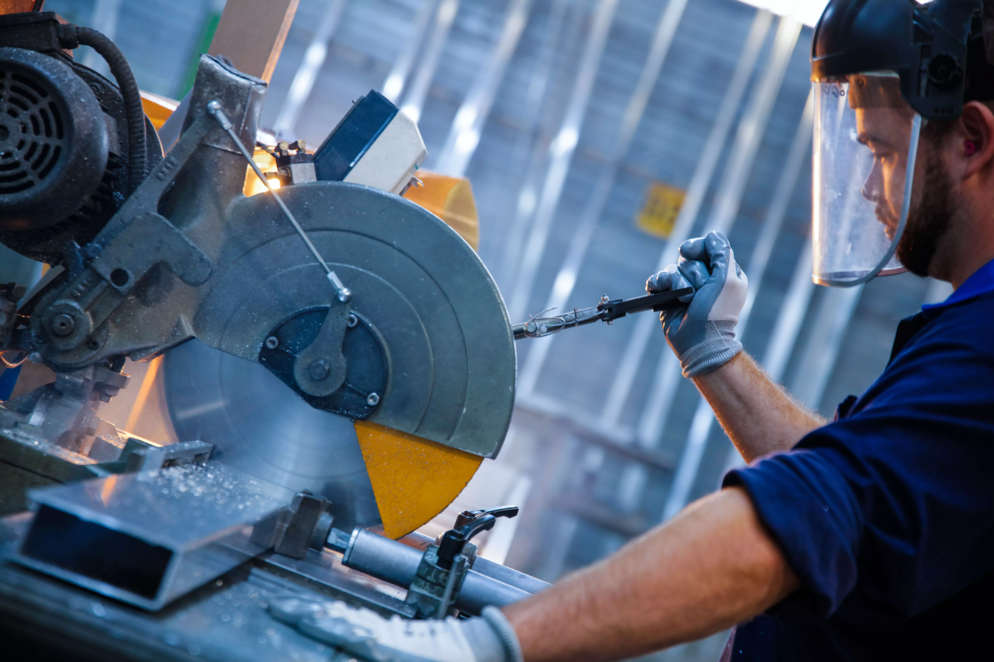Coupe d'un profilé aluminium chez Eurofactory dans le nord de la France à Fretin