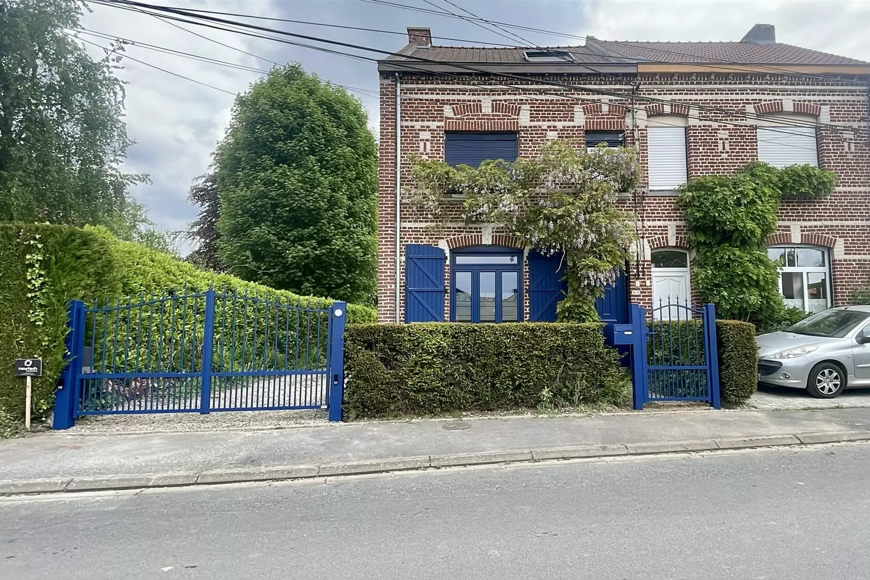Portail aluminium Tradition sur mesure Chenonceaux avec portillon assorti, finition bleu RAL 5003