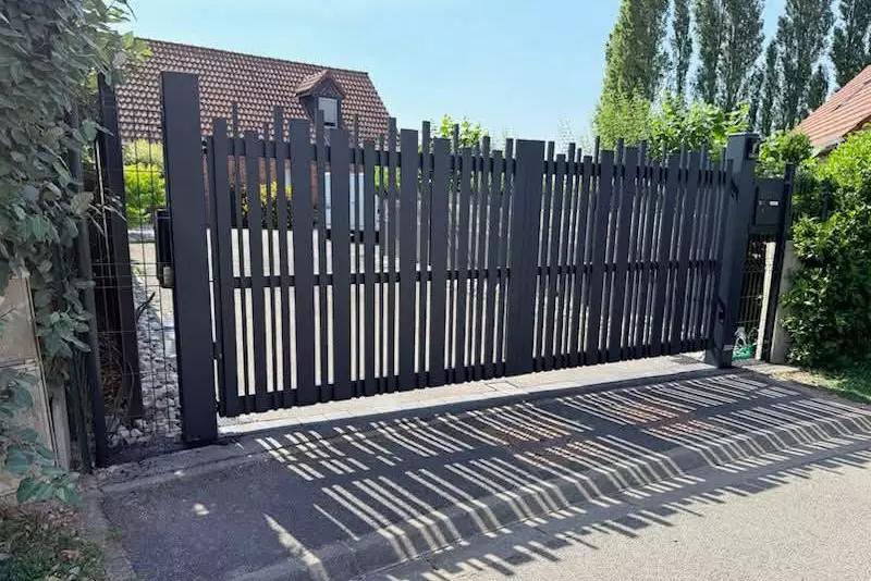 Portail aluminium ajouré CHOLET sur mesure avec barreaux verticaux de différentes largeurs – Eurofactory