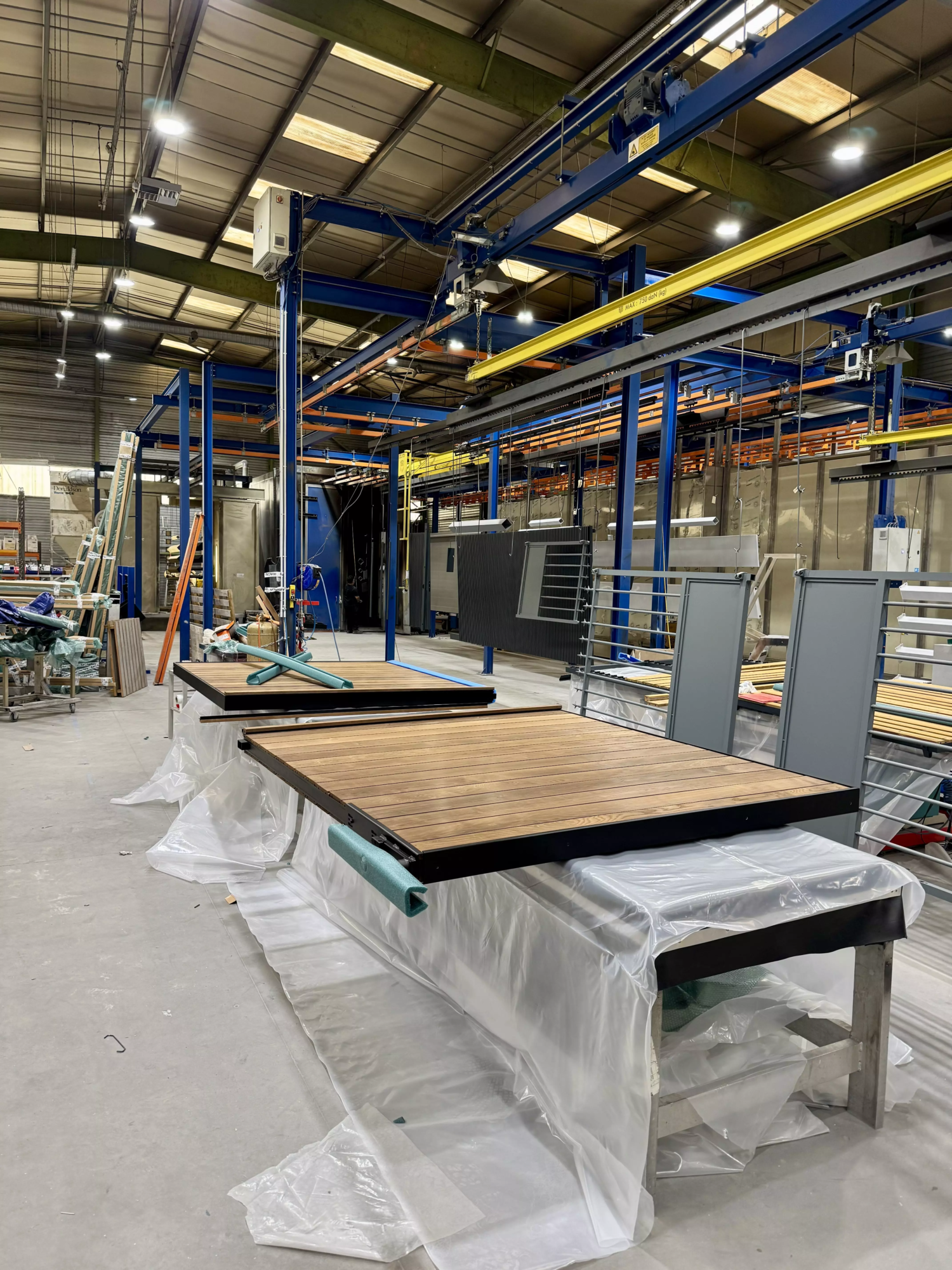 Vantail de portail aluminium sur mesure avec remplissage en frêne thermotraité