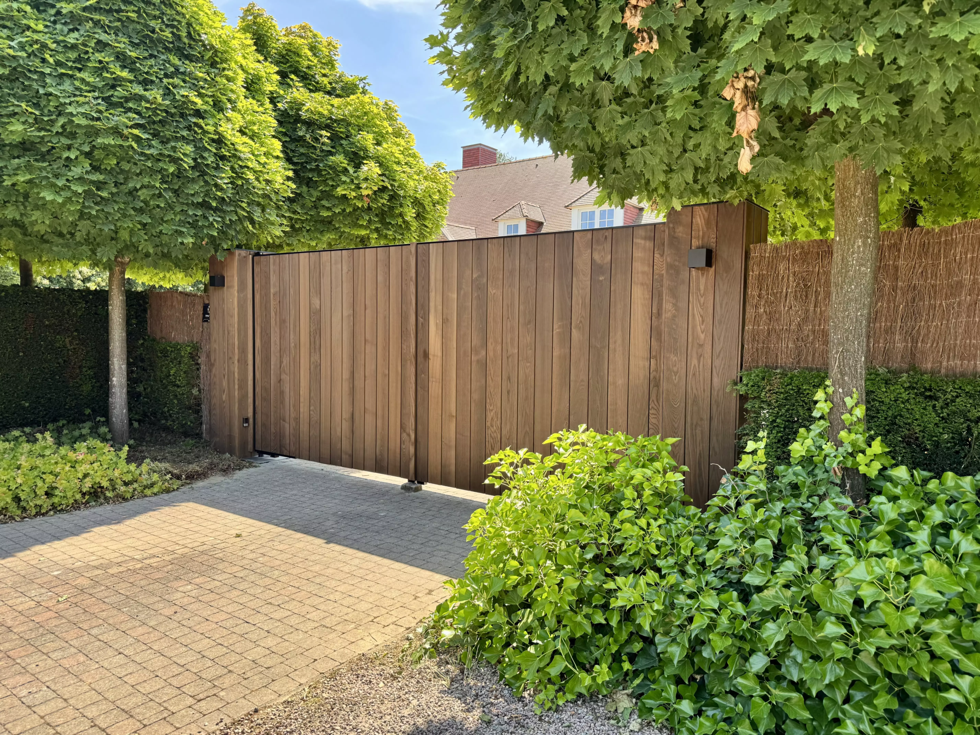 Portail battant aluminium et bois sur mesure Aspen avec remplissage en frêne thermotraité