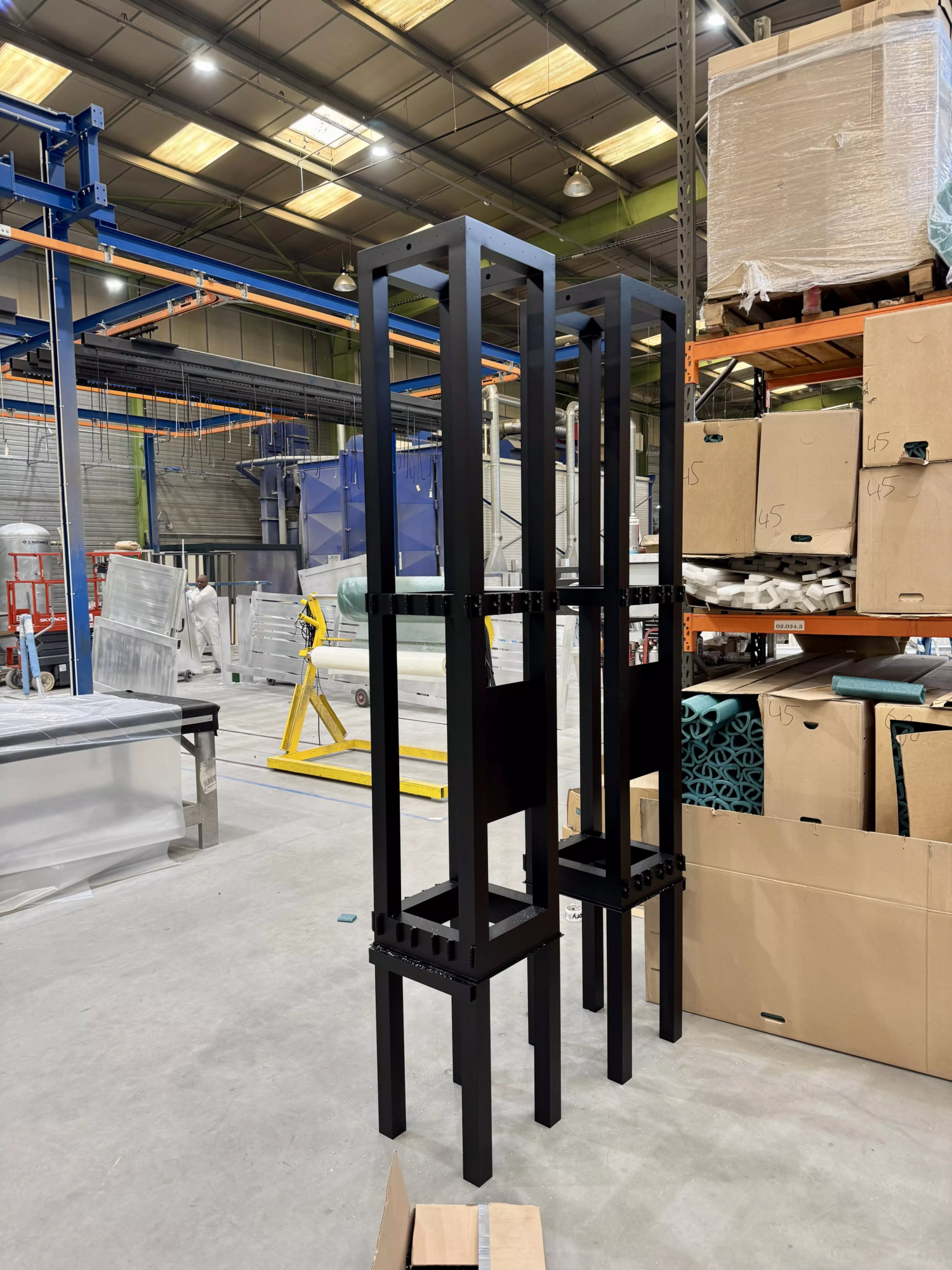 Structure aluminium sur mesure des poteaux avant habillage en frêne thermotraité