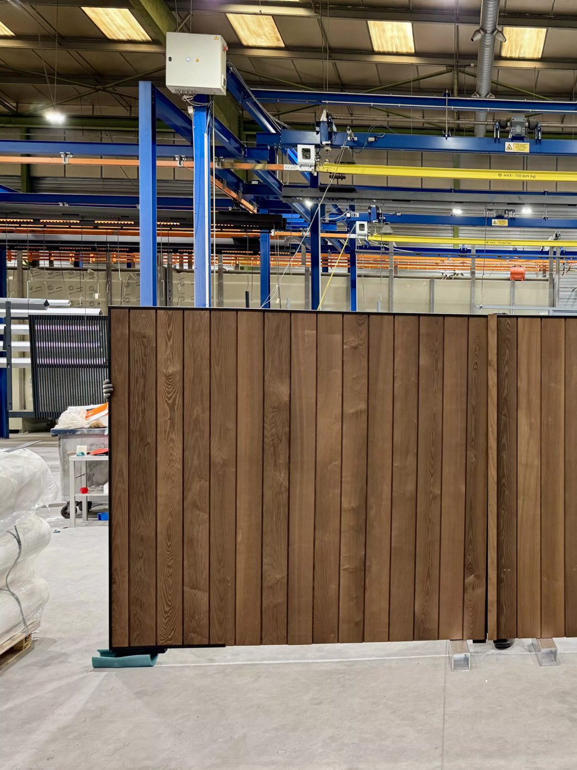 Fabrication en atelier des éléments en frêne thermotraité d’un portail aluminium sur mesure