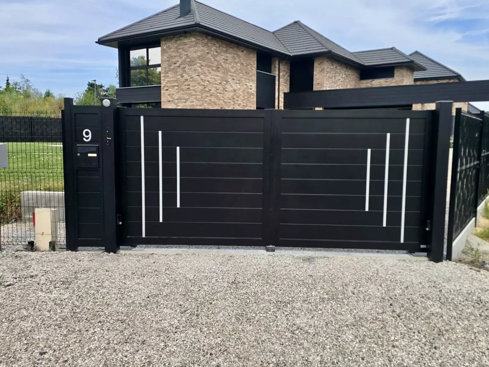 Portail battant aluminium sur mesure Rambouillet avec totem boîte aux lettres et décor personnalisé