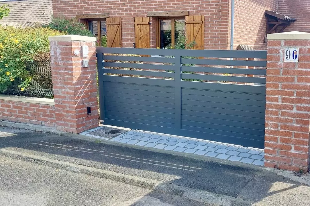 Portail coulissant aluminium sur mesure Chantilly avec remplissage et ajourage horizontaux, gris anthracite RAL 7016