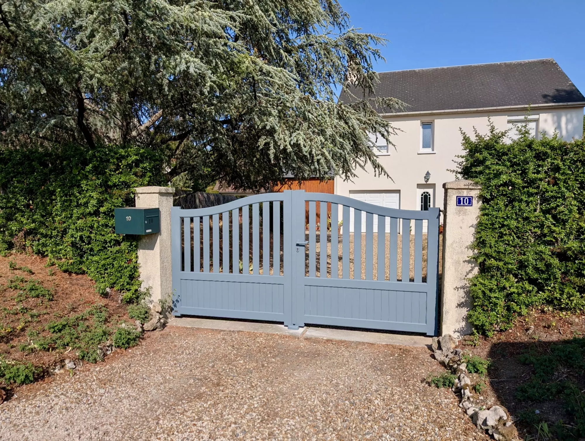 Portail aluminium deux battants sur mesure Longchamp de fabrication française